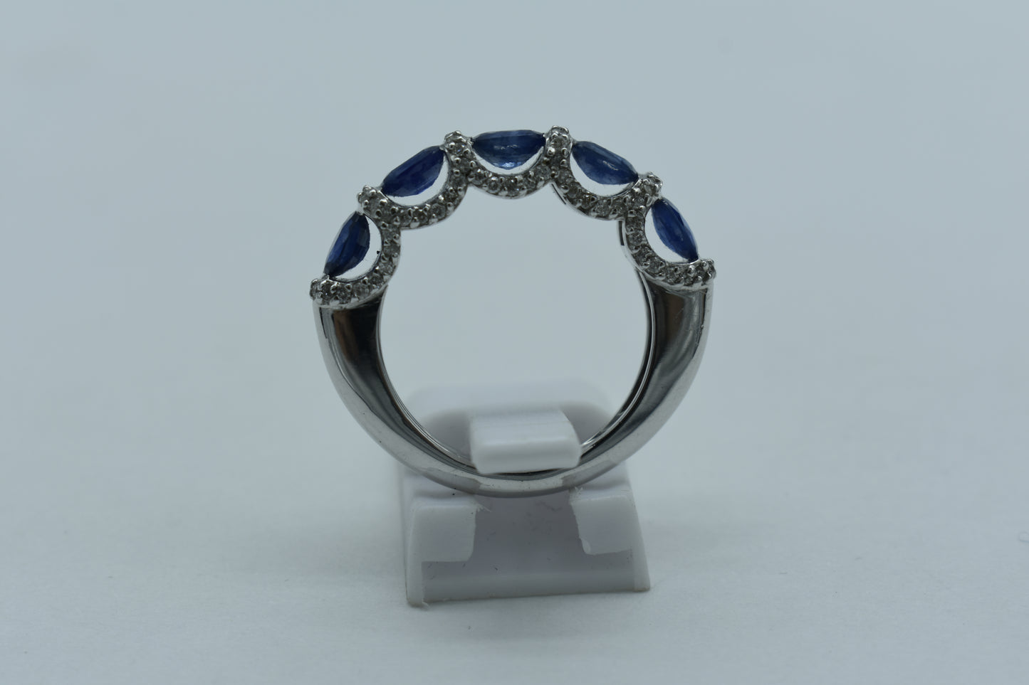 Anello veretta di zaffiri