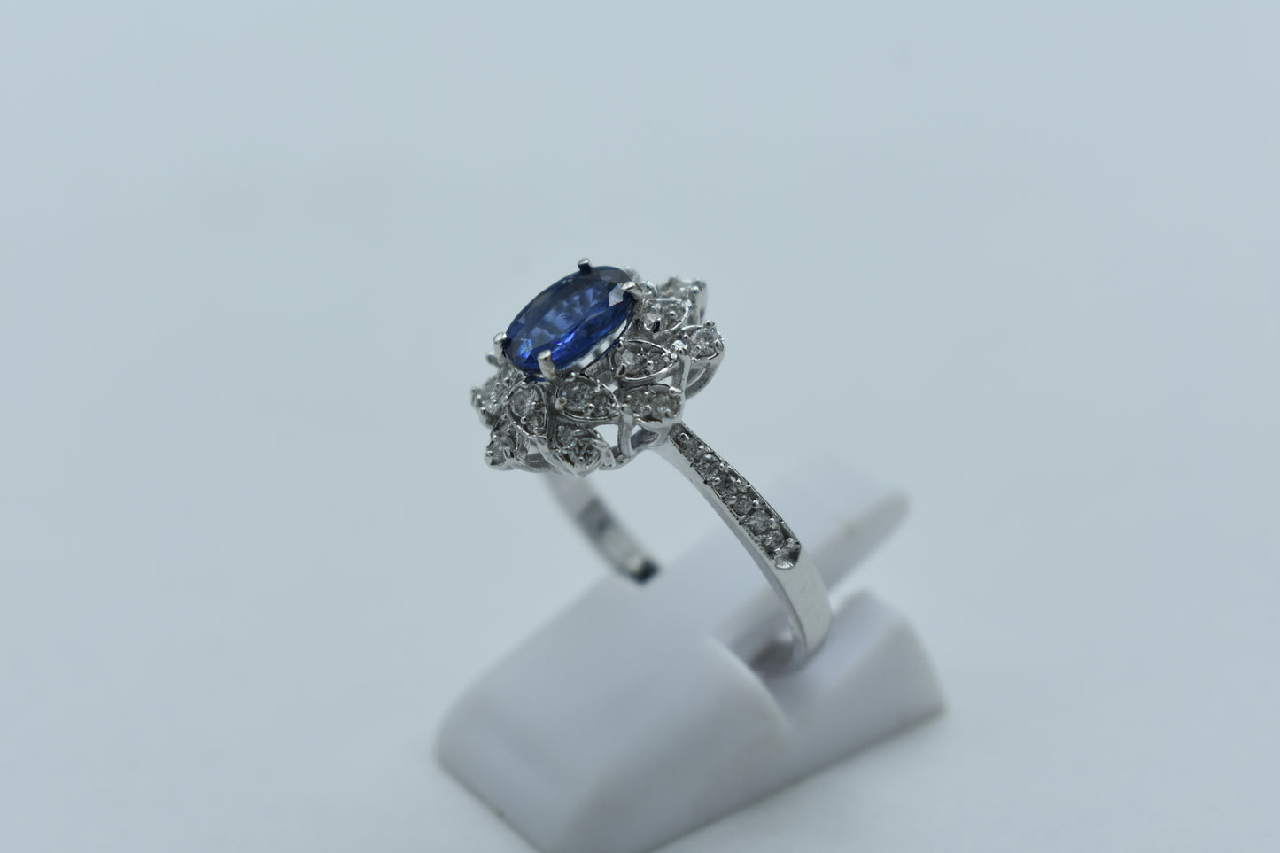 Anello con centrale di zaffiro e diamanti