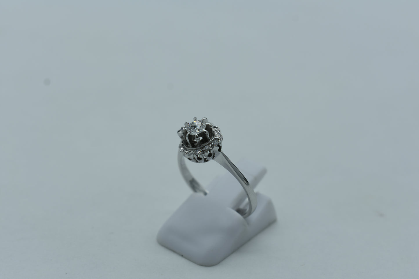 Anello con Diamante centrale