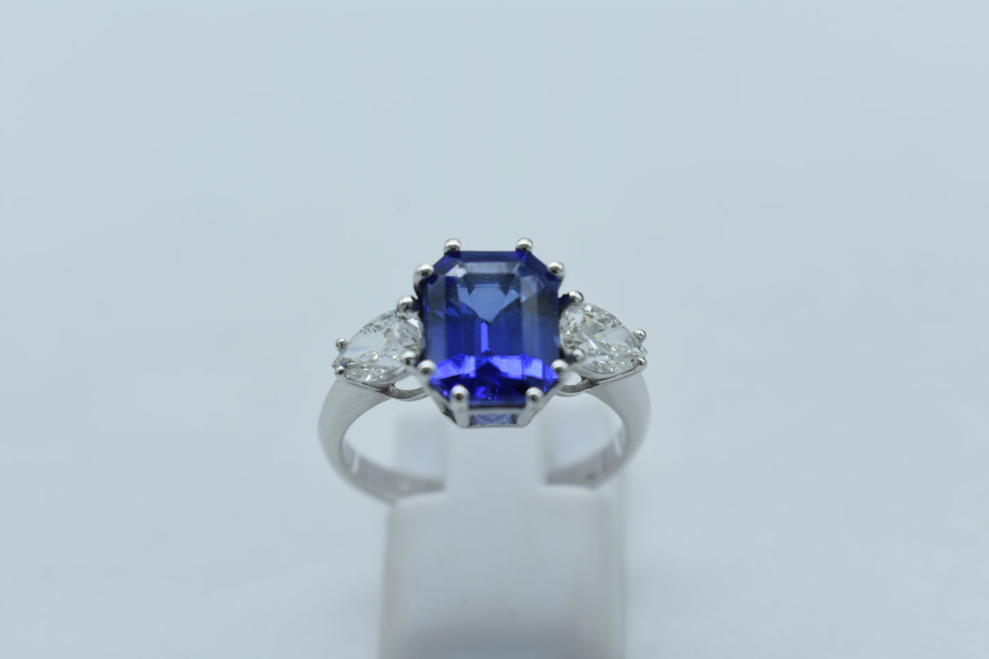 Anello con tanzanite e diamanti a goccia