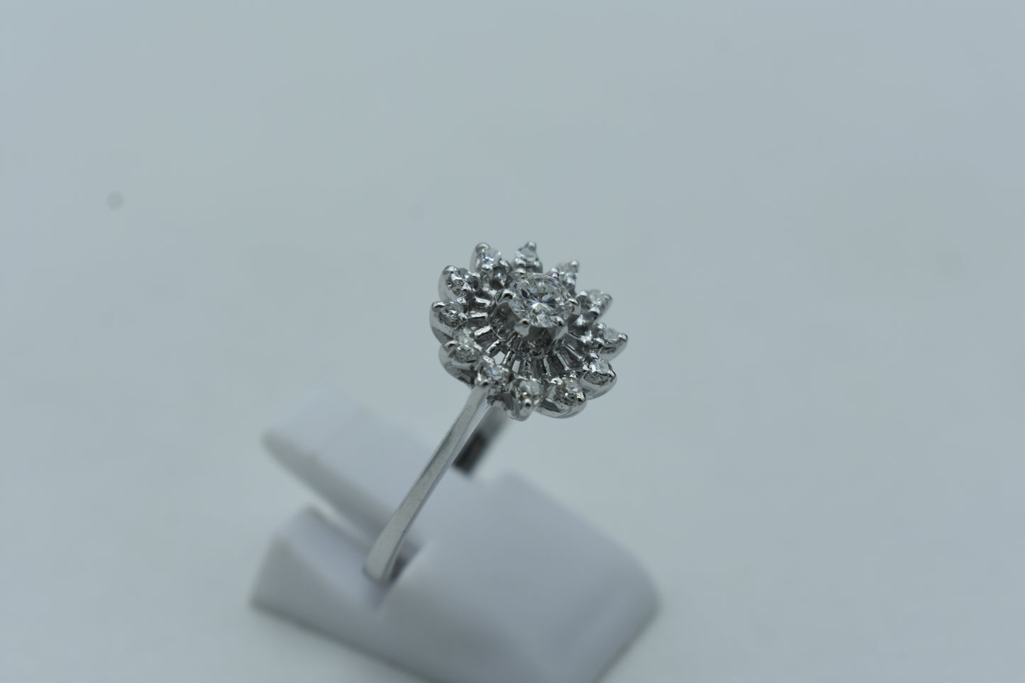 Anello con Diamante centrale e Diamanti laterali