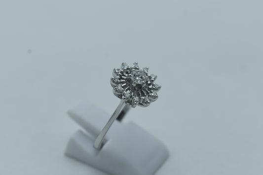 Anello con Diamante centrale e Diamanti laterali