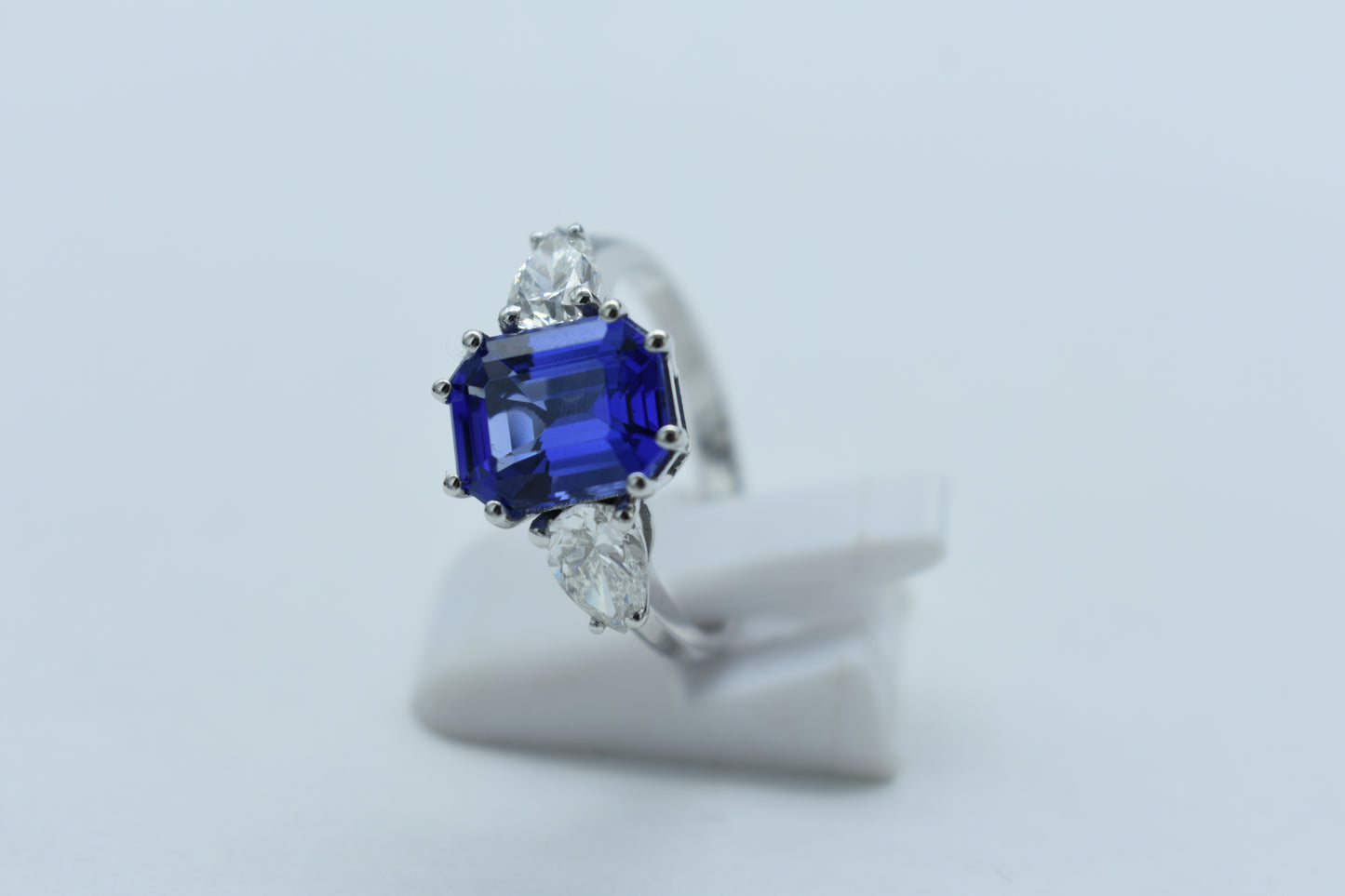 Anello con tanzanite e diamanti a goccia