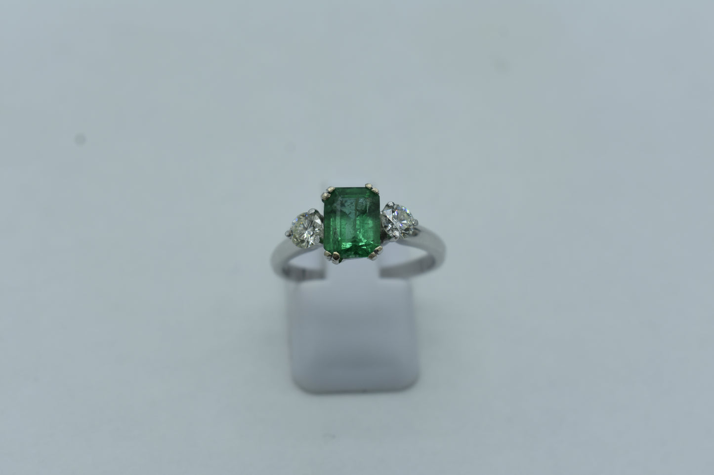 Anello con Smeraldo e Diamanti laterali