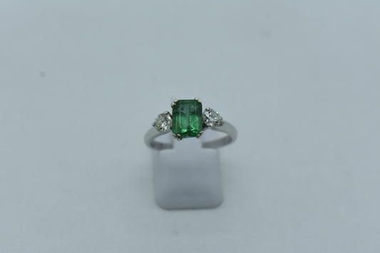 Anello con Smeraldo e Diamanti laterali