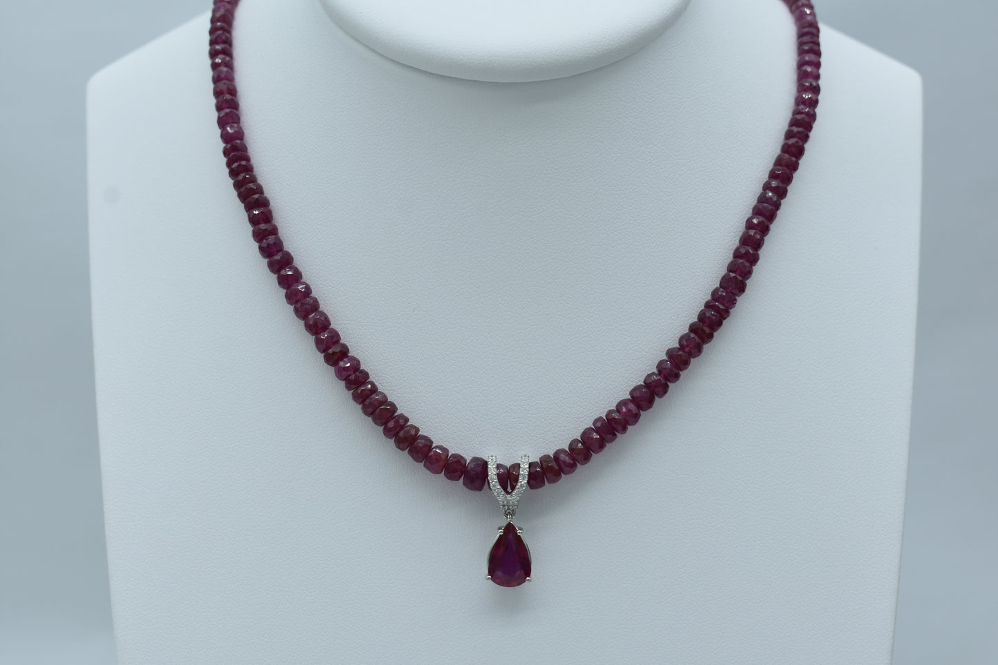 Collana filo di rubini con pendente