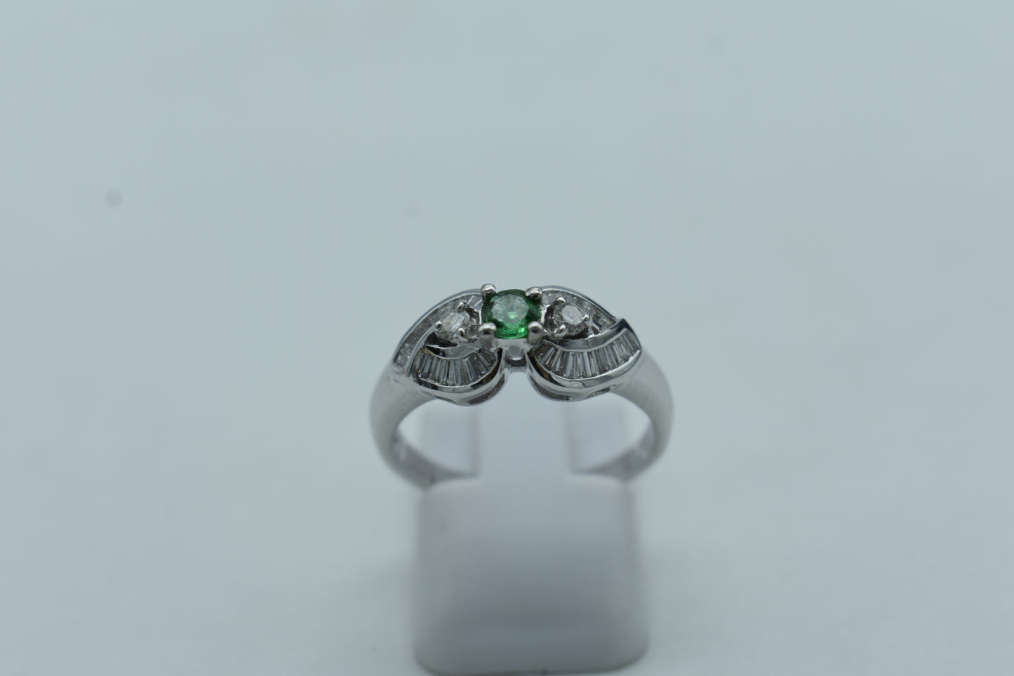 Anello con diamanti e smeraldo