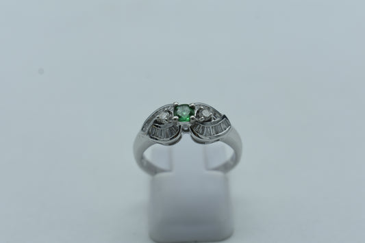 Anello con diamanti e smeraldo