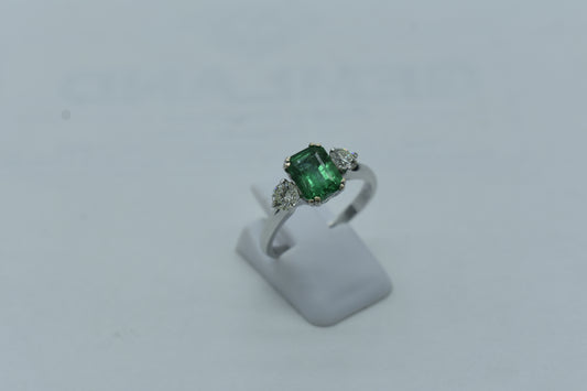 Anello con Smeraldo e Diamanti laterali