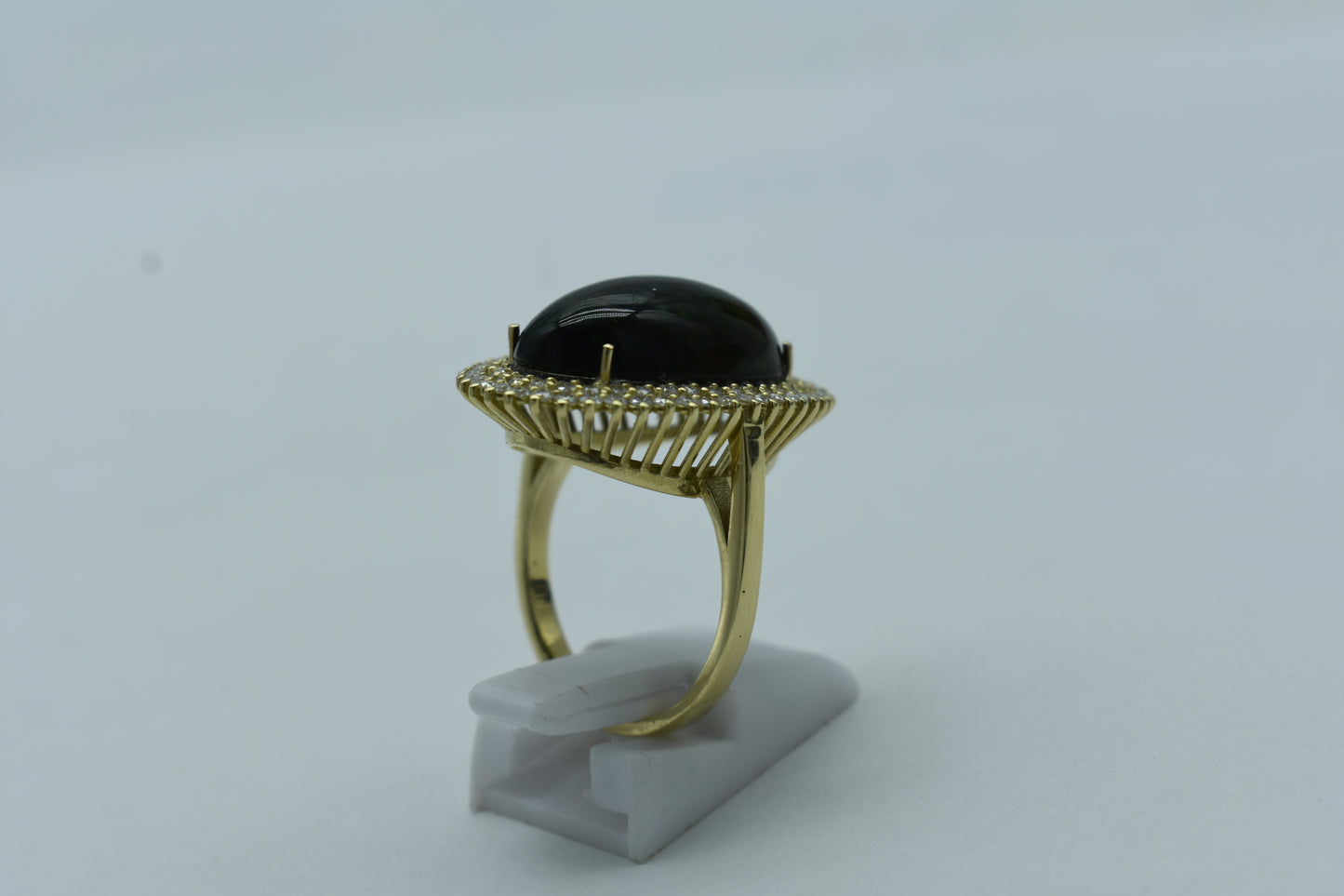 Anello con opale verde e diamanti