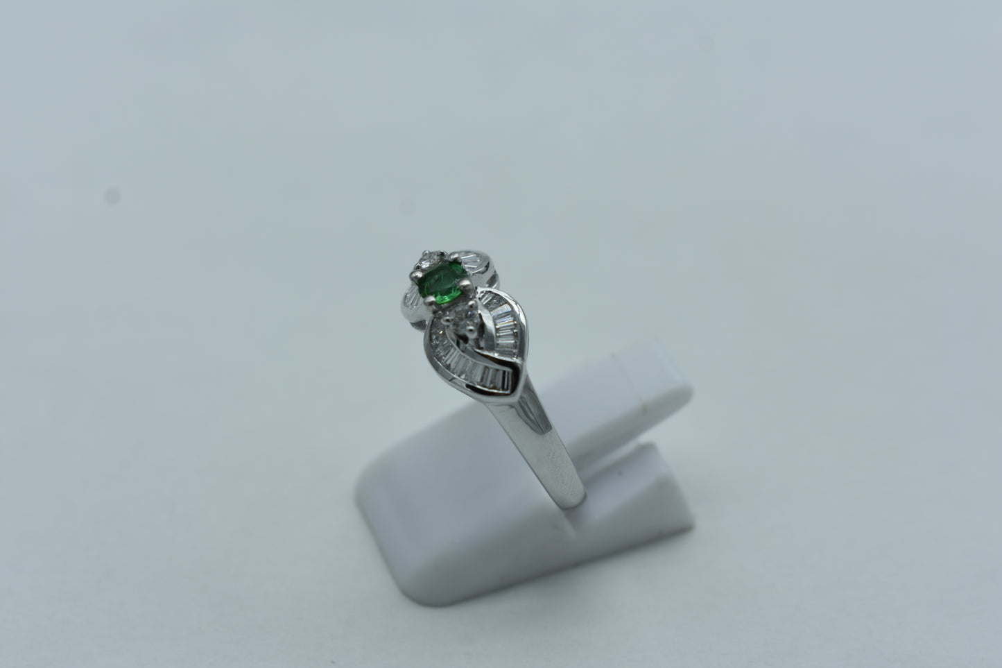 Anello con diamanti e smeraldo