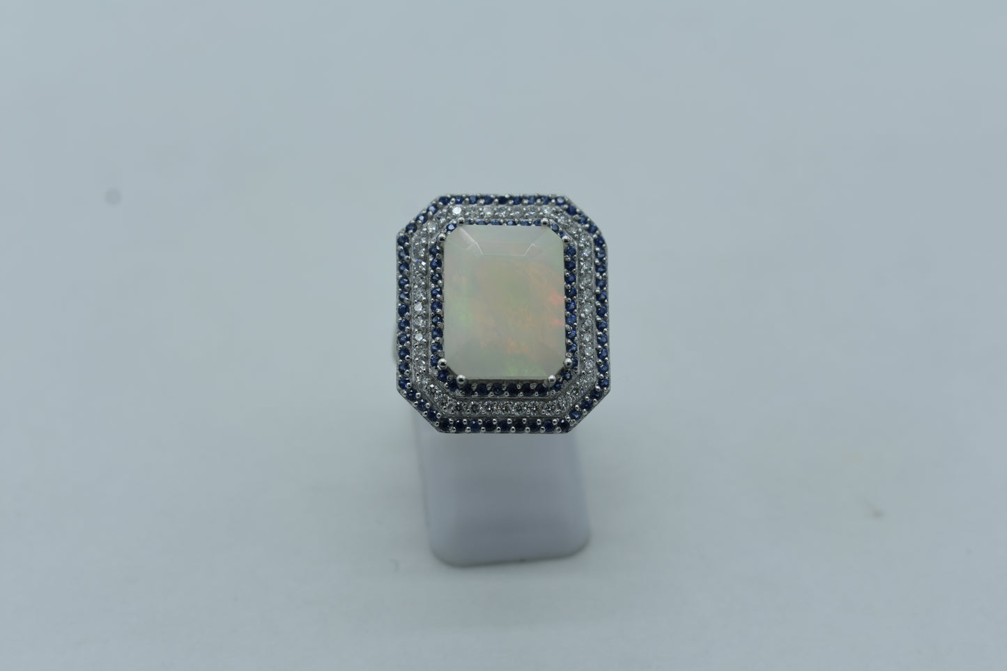Anello con Opale e giro di Zaffiri e Diamanti