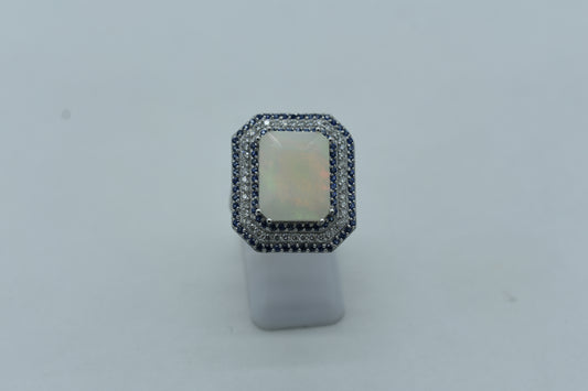 Anello con Opale e giro di Zaffiri e Diamanti