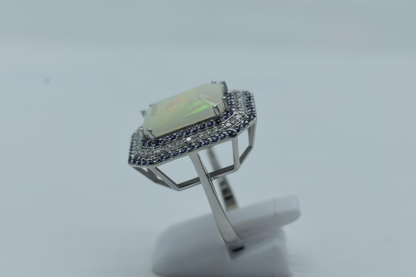 Anello con Opale e giro di Zaffiri e Diamanti