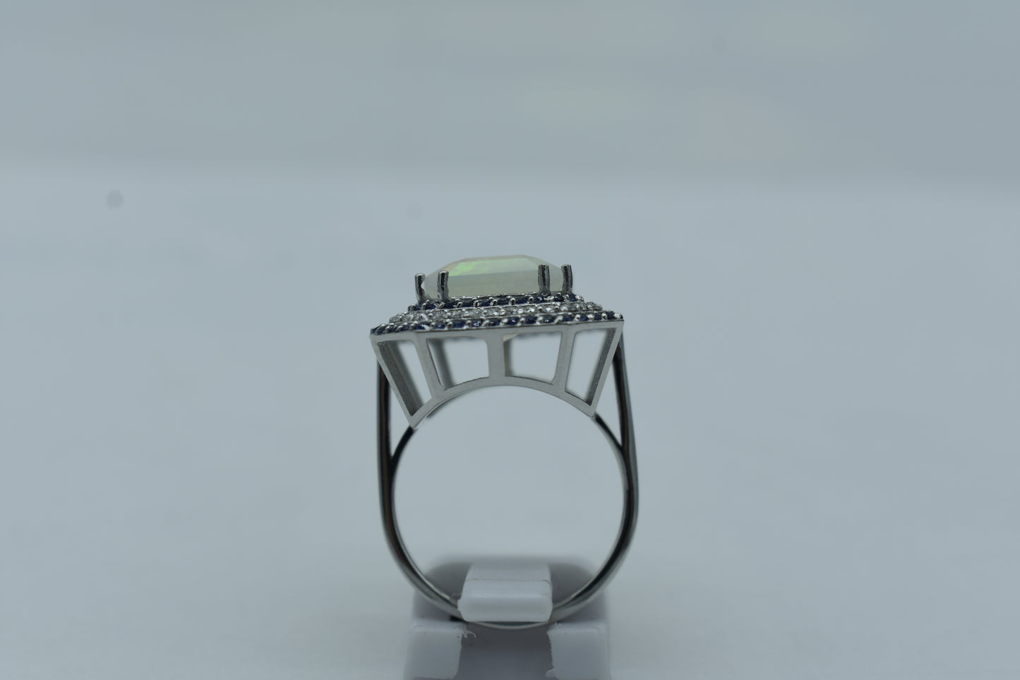 Anello con Opale e giro di Zaffiri e Diamanti