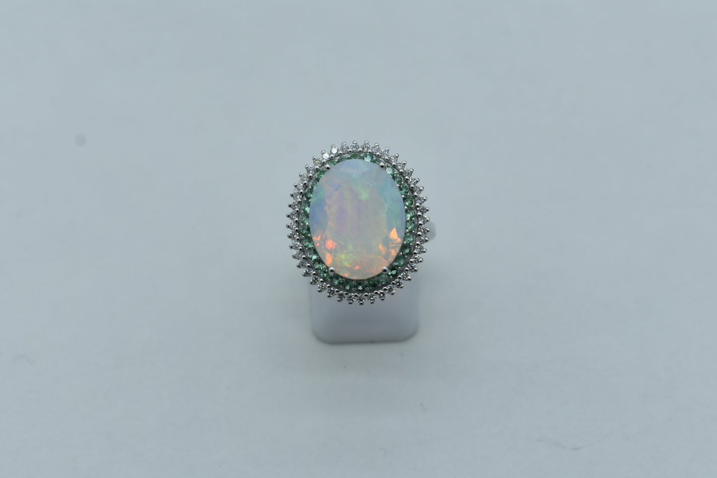 Anello con Opale e giro di Diamanti e Smeraldi