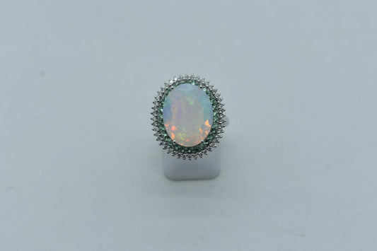 Anello con Opale e giro di Diamanti e Smeraldi