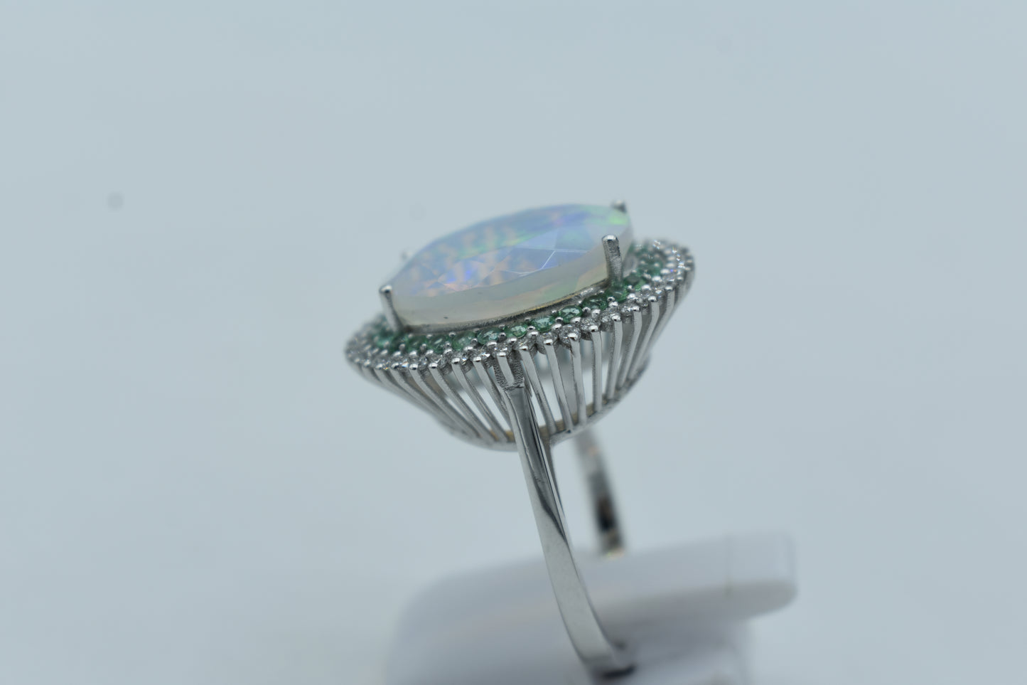 Anello con Opale e giro di Diamanti e Smeraldi