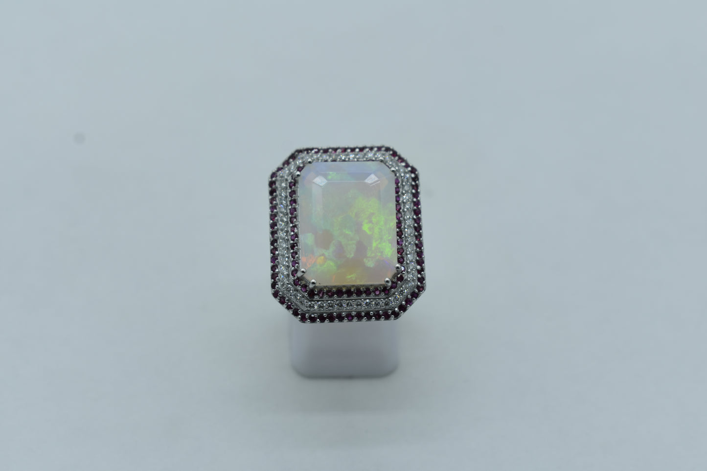 Anello con Opale e giro di Rubini e Diamanti