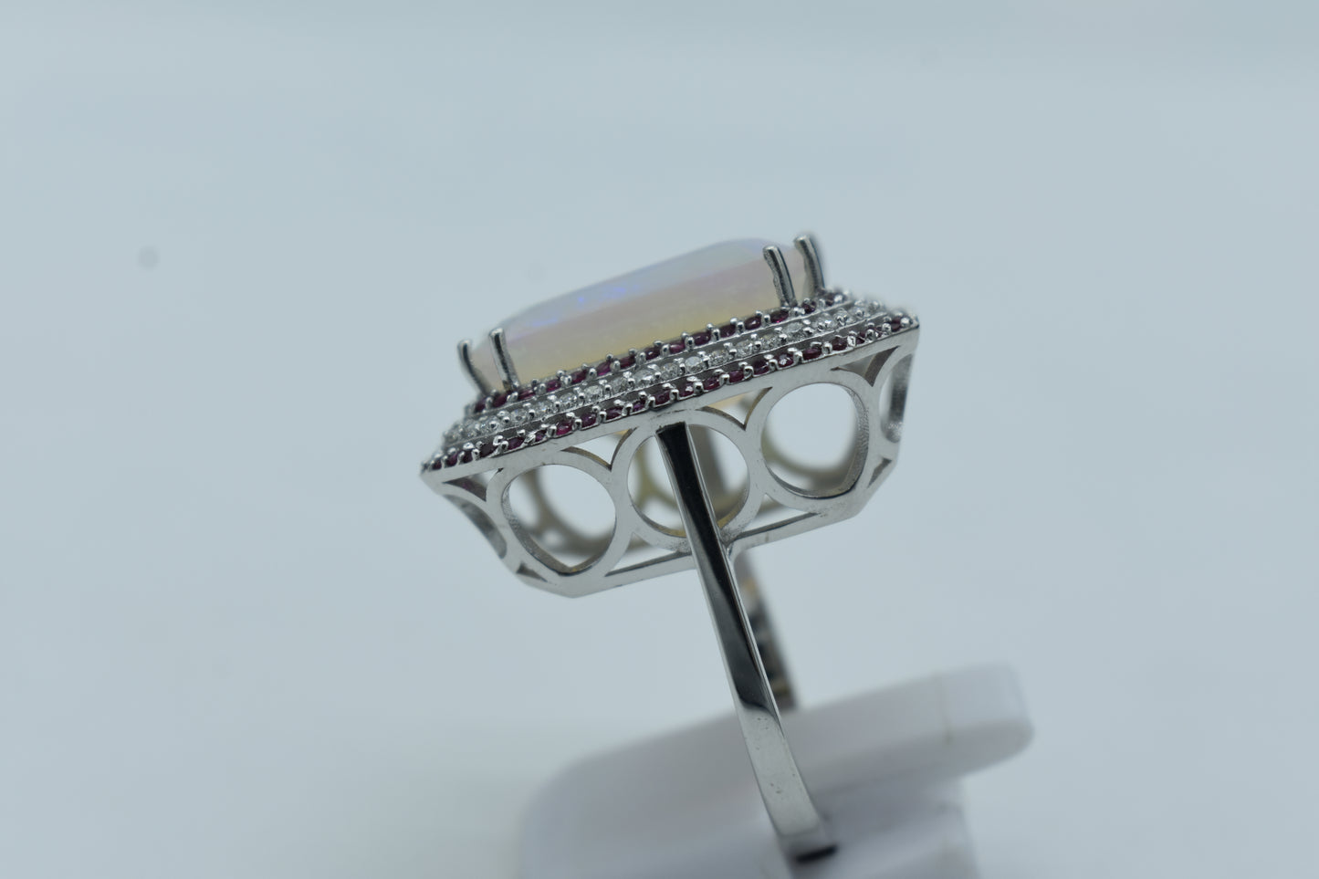 Anello con Opale e giro di Rubini e Diamanti