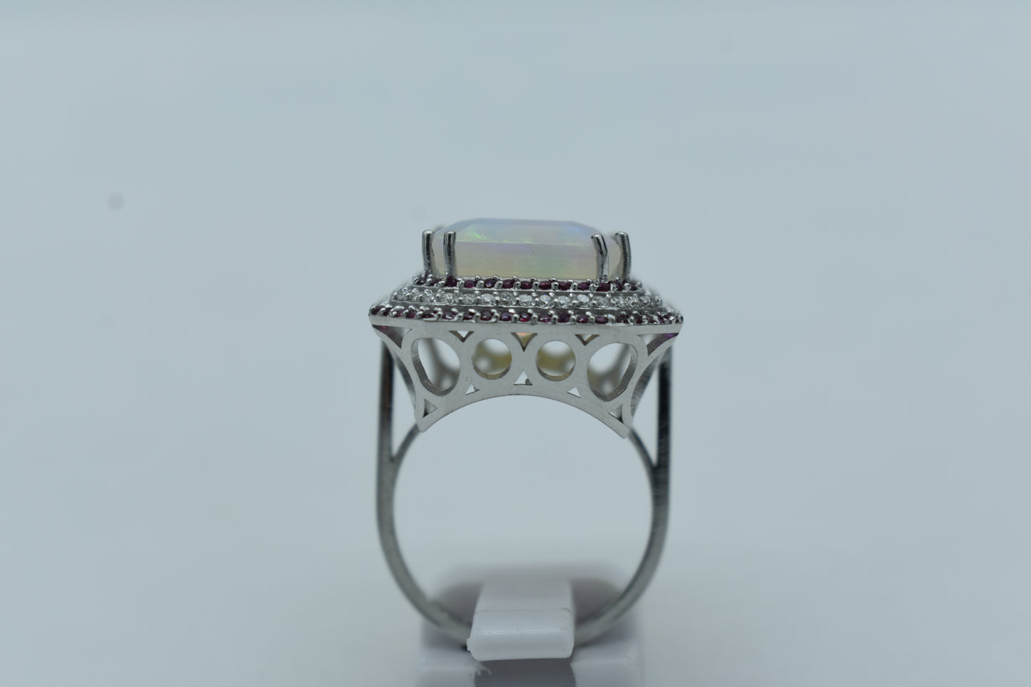 Anello con Opale e giro di Rubini e Diamanti