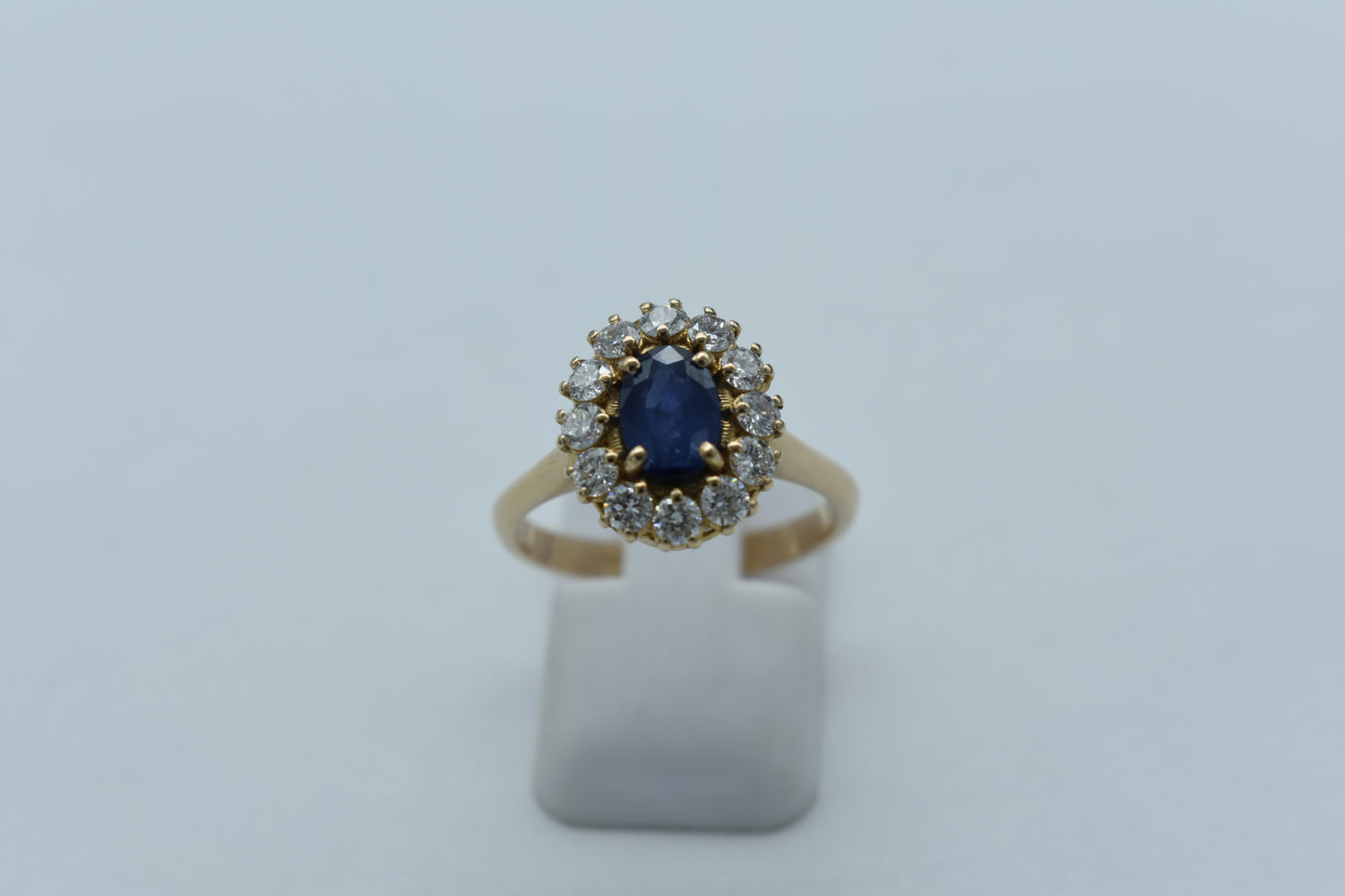 Anello con zaffiro e diamanti