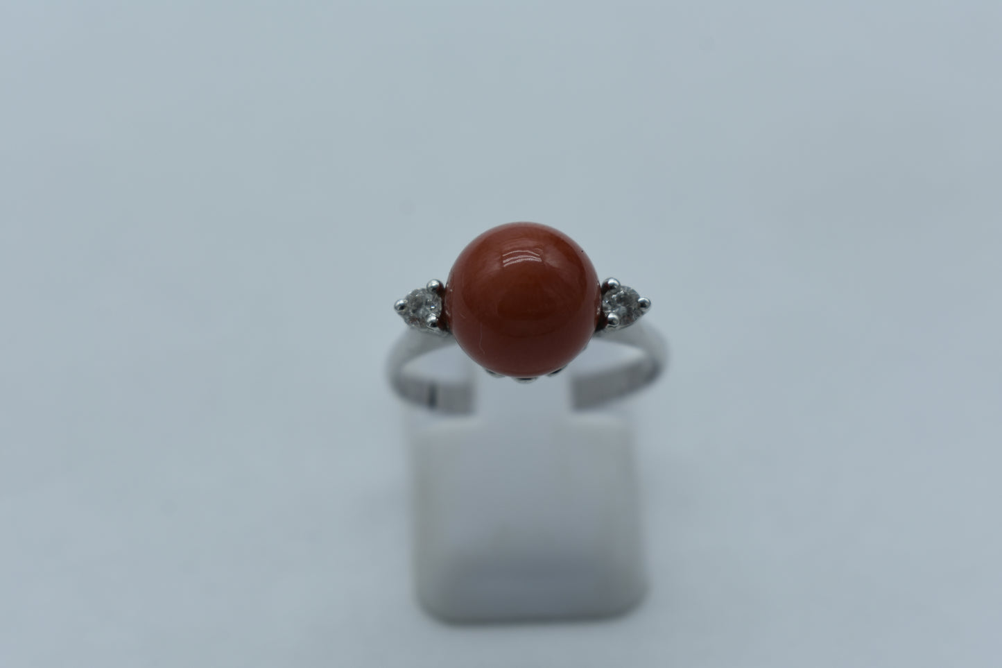 Anello con sfera corallo