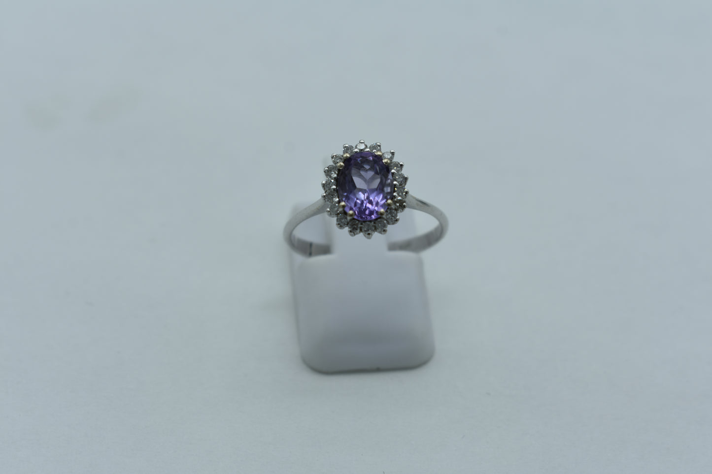 Anello con ametista e diamanti