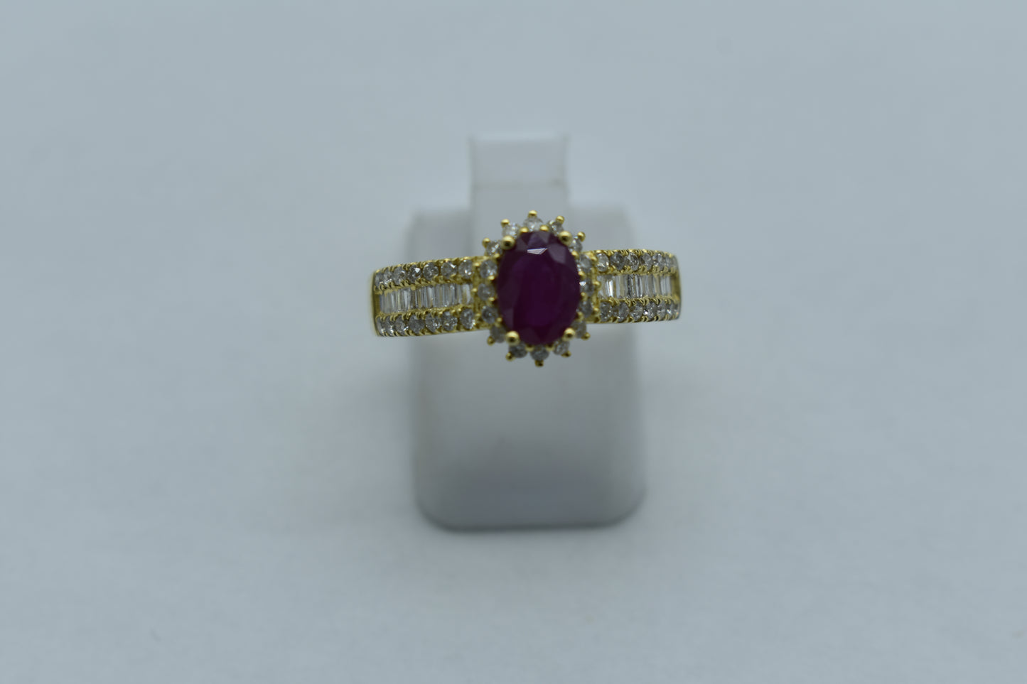 Anello con rubino centrale e diamanti