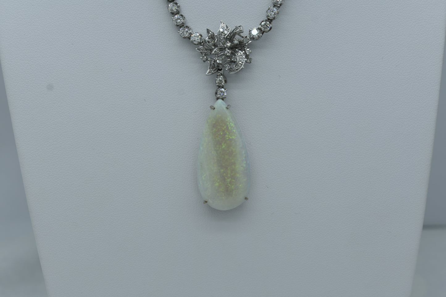 Collana con opale e diamanti