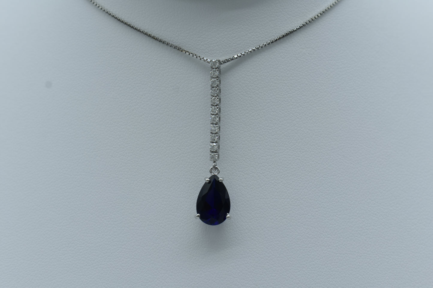 Collana pendente con zaffiro
