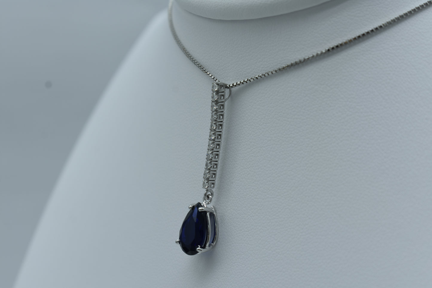 Collana pendente con zaffiro