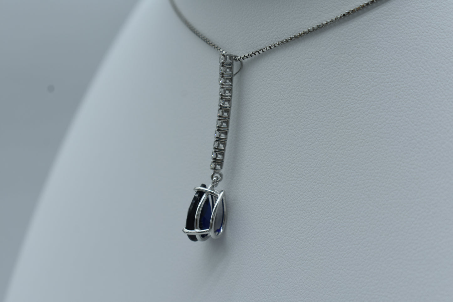 Collana pendente con zaffiro