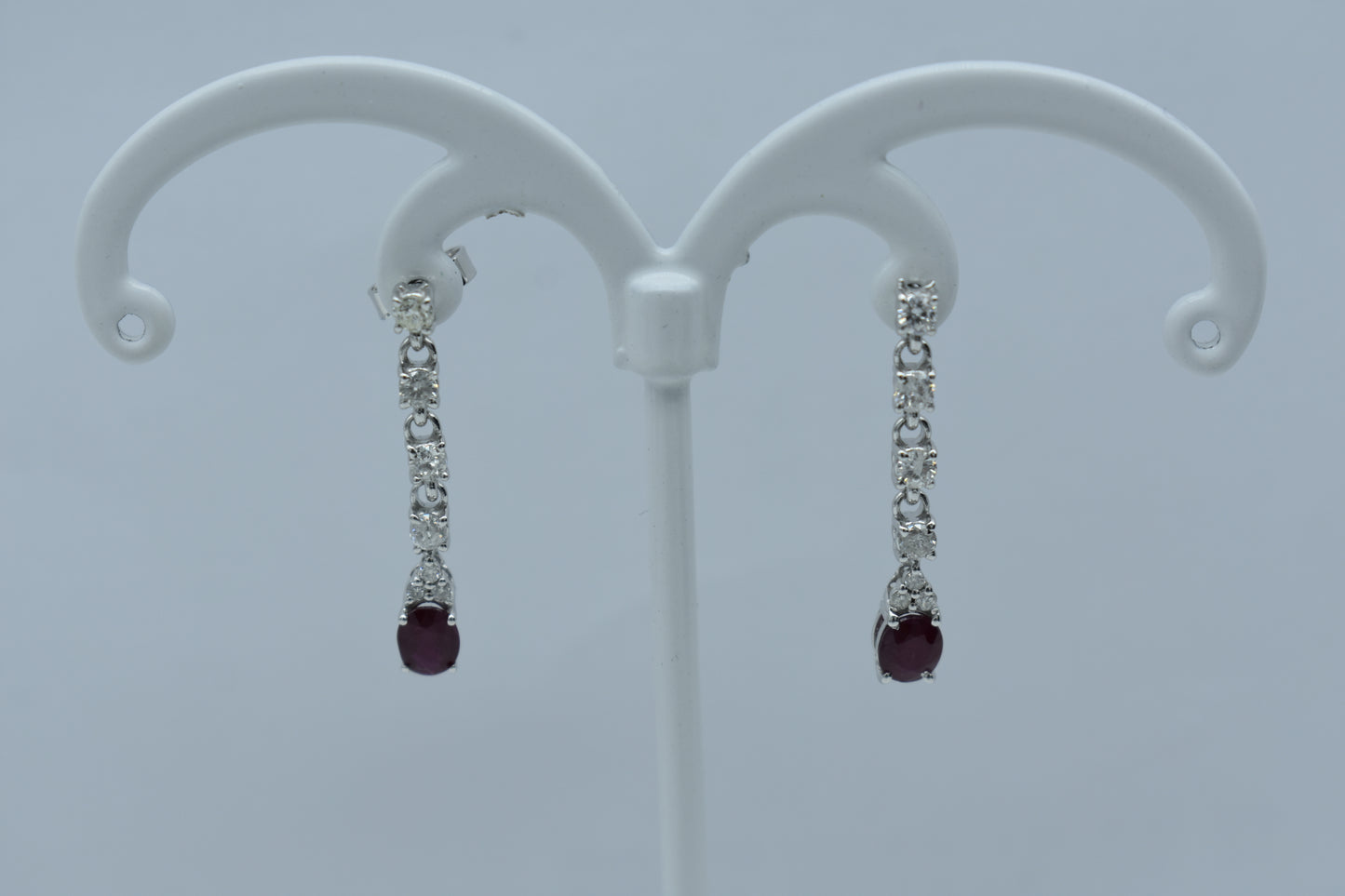 Orecchini pendenti con rubino