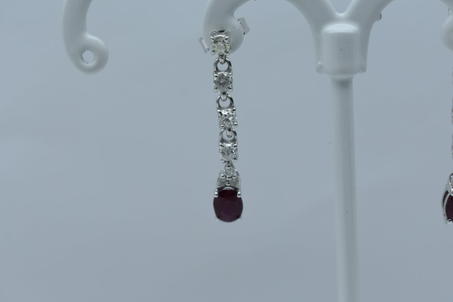 Orecchini pendenti con rubino