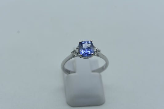 Anello con lo zaffiro