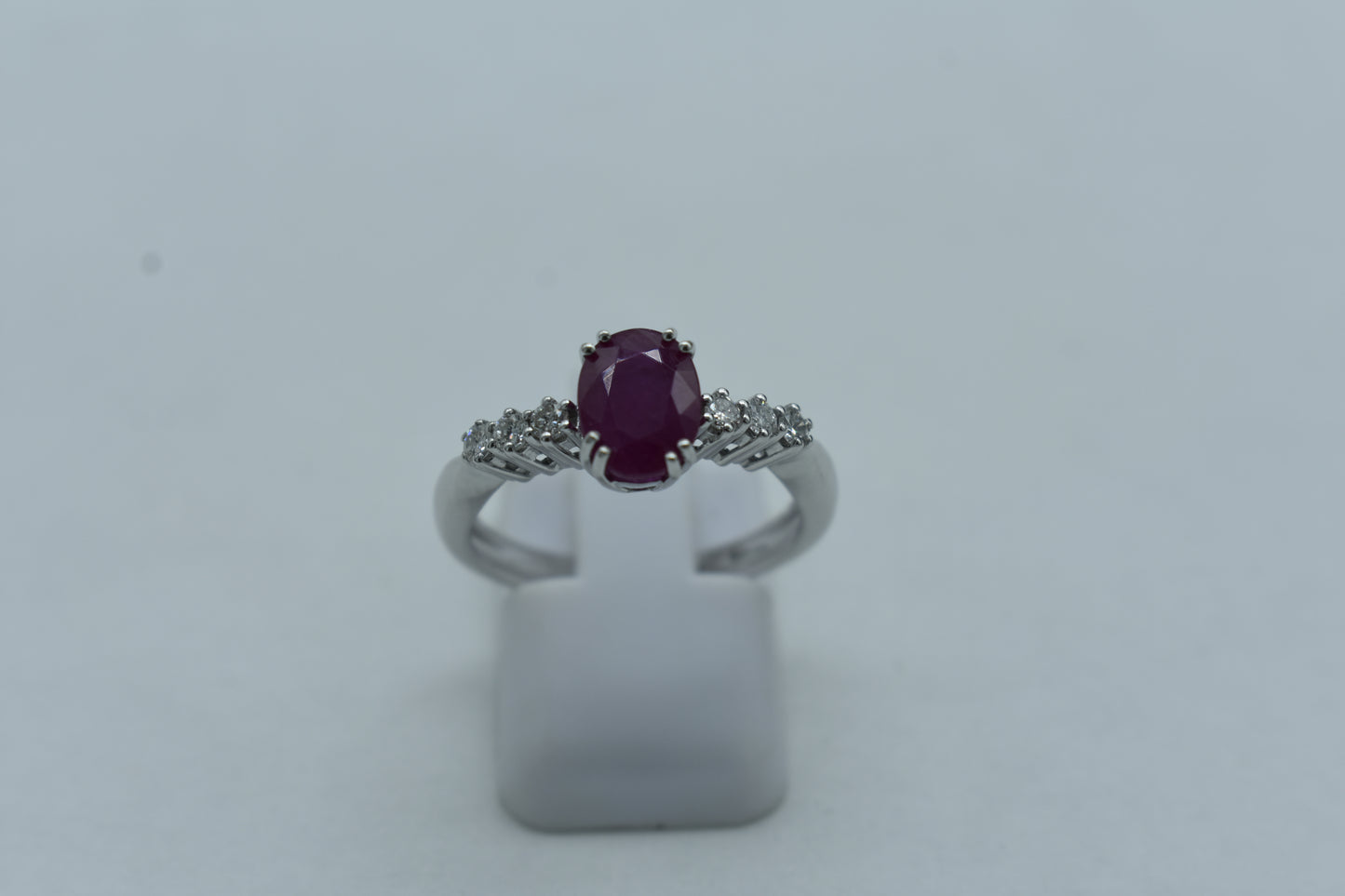 Anello con rubino e diamanti