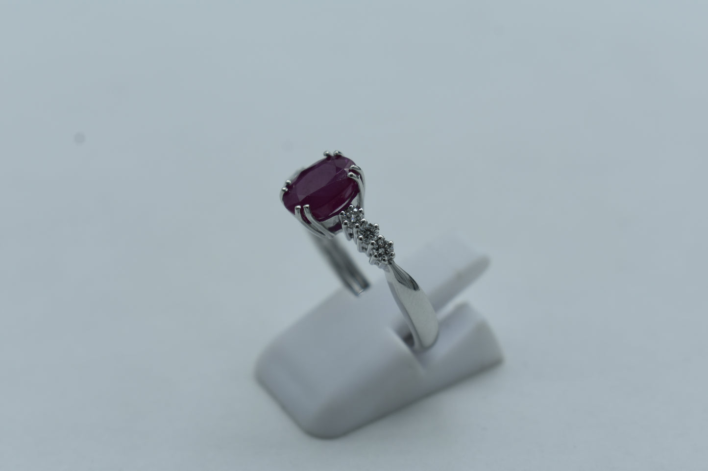 Anello con rubino e diamanti