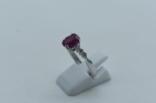 Anello con rubino e diamanti