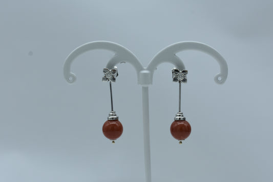 Orecchini con sfera di corallo