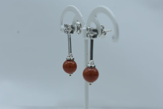 Orecchini con sfera di corallo