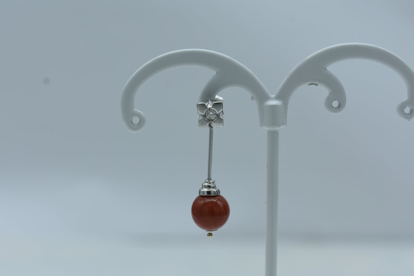 Orecchini con sfera di corallo