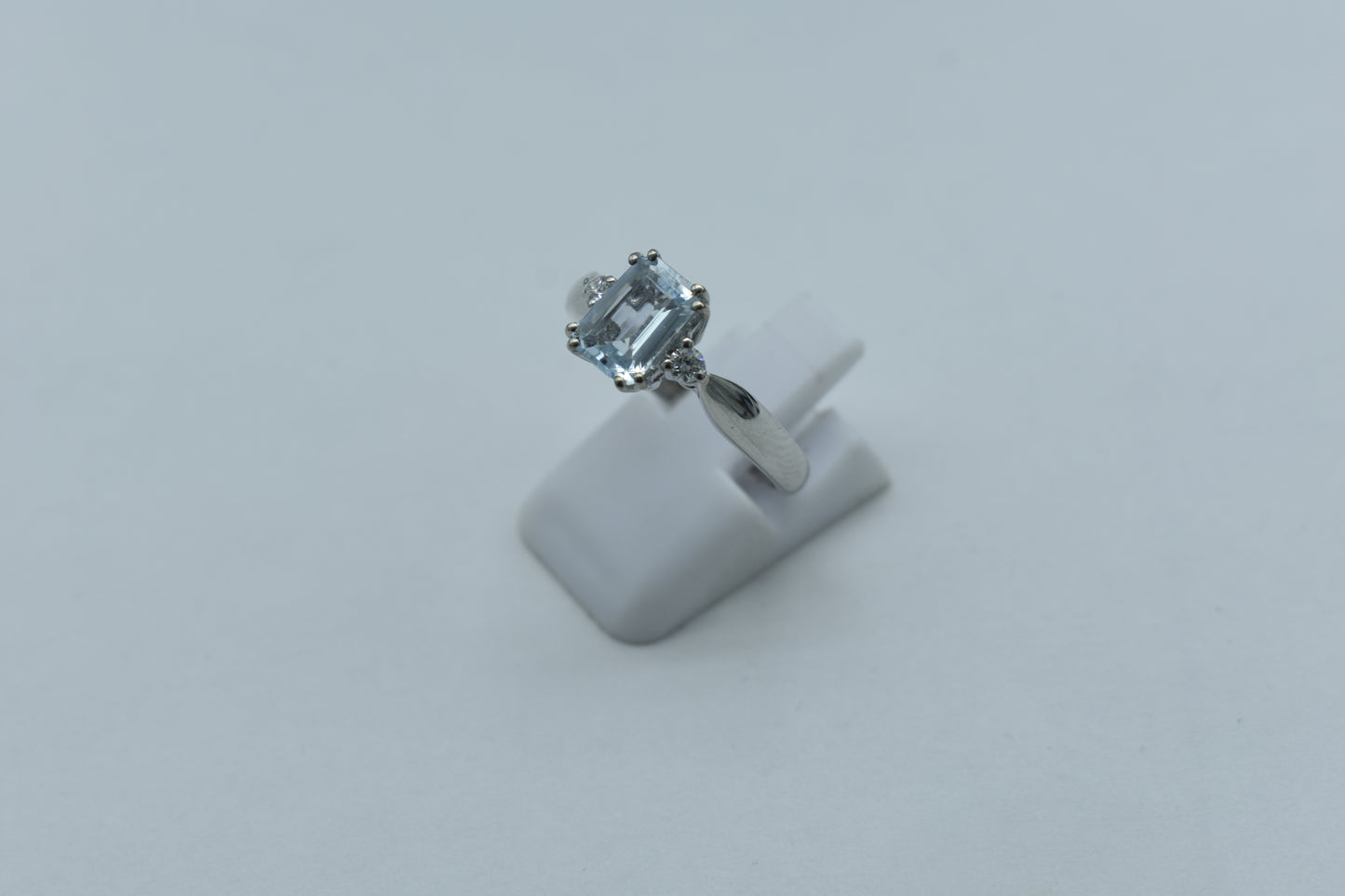 Anello di acquamarina e diamanti